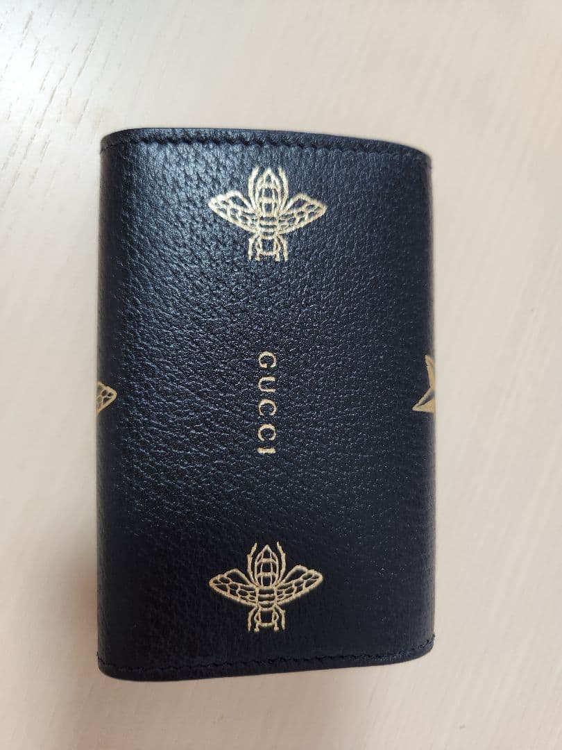 GUCCI レザーキーケース 蜂と星デザイン