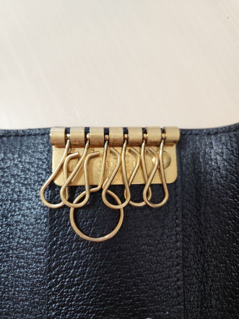 GUCCI レザーキーケース 蜂と星デザイン