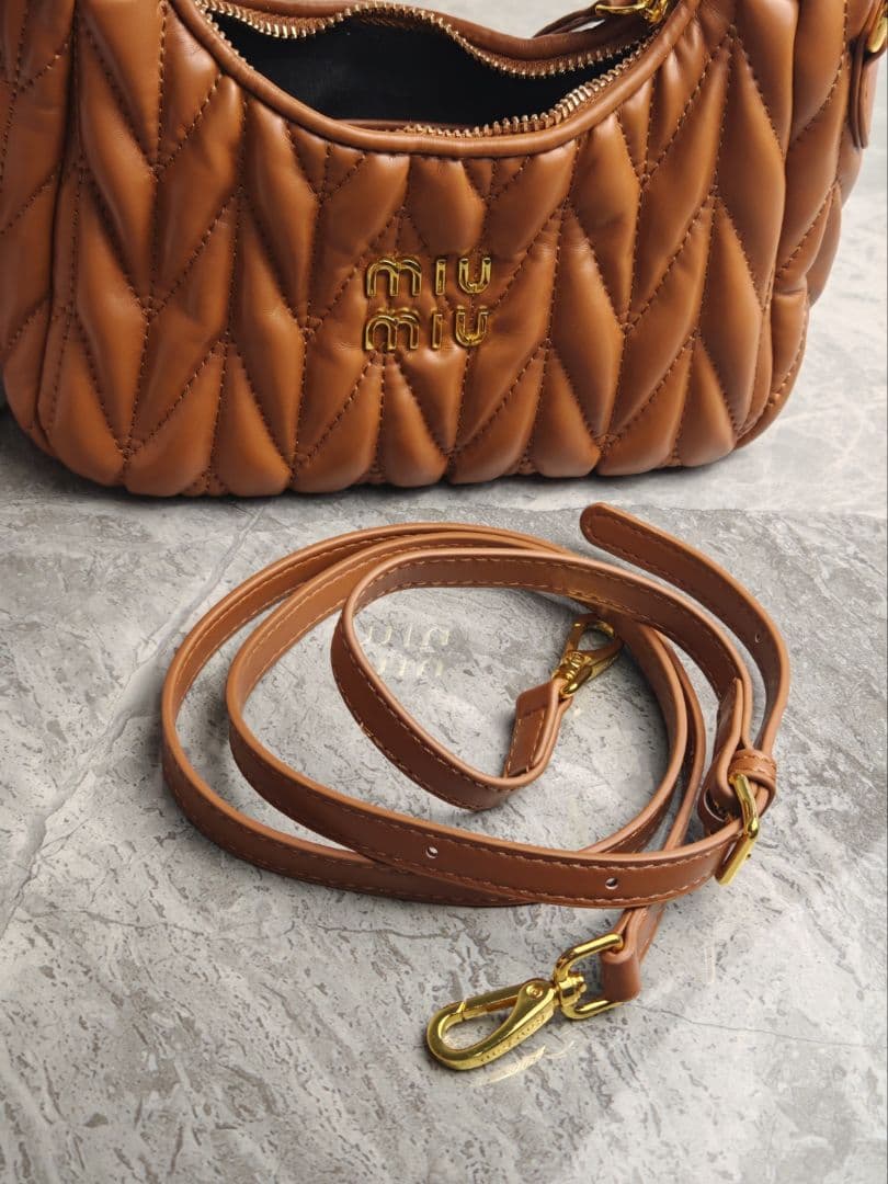 MIUMIU ブラウン レザーギャザーバッグ ロゴ入り 美品