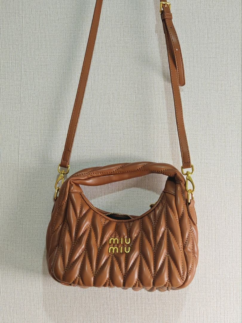 MIUMIU ブラウン レザーギャザーバッグ ロゴ入り 美品