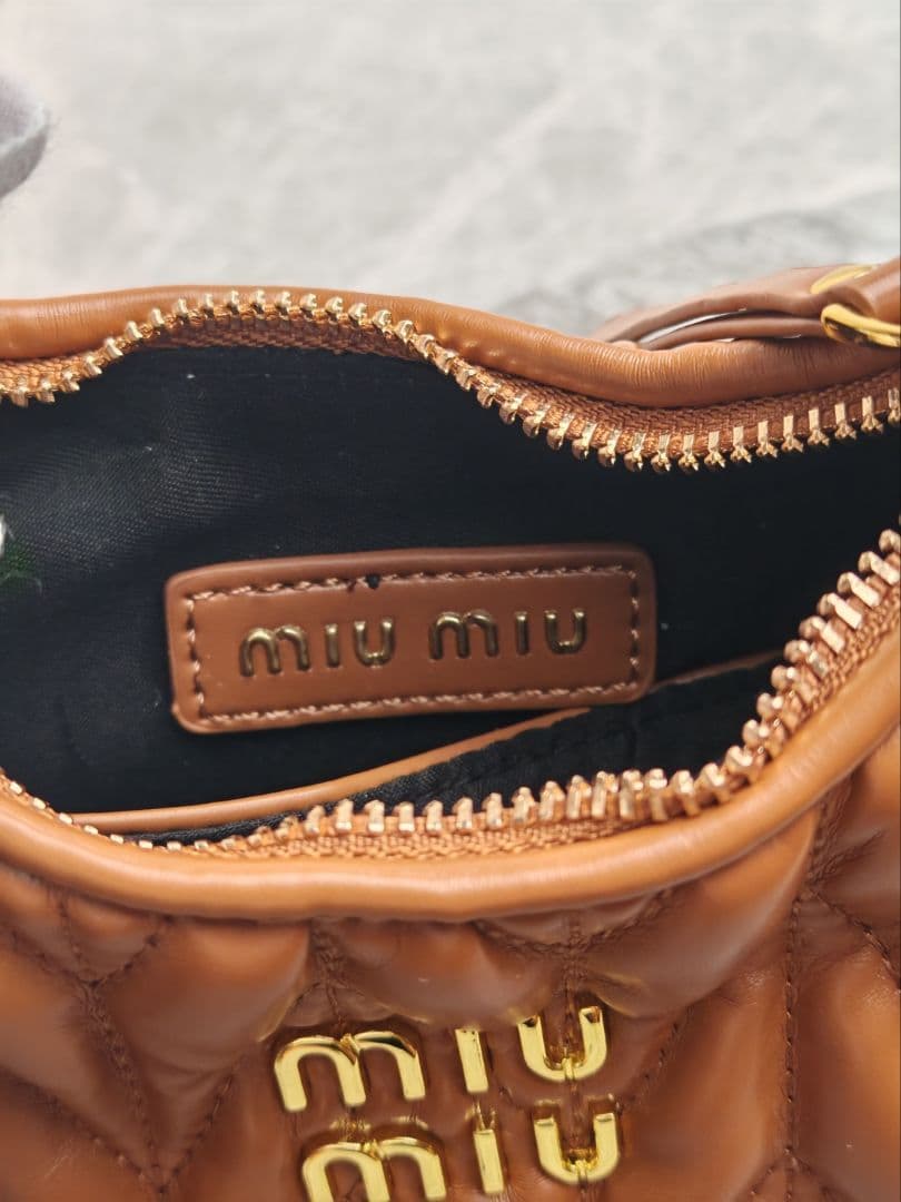 MIUMIU ブラウン レザーギャザーバッグ ロゴ入り 美品