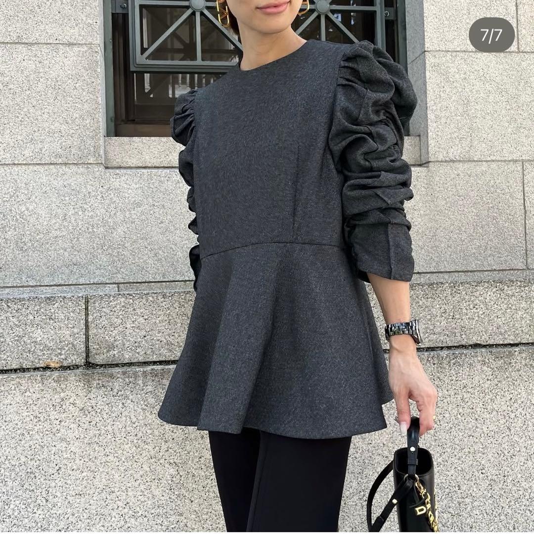 heve シャーリングペプラムブラウス チャコール