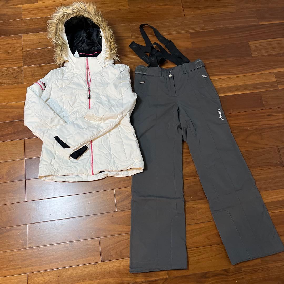 ホワイトジャケットとグレーサスペンダーパンツセット