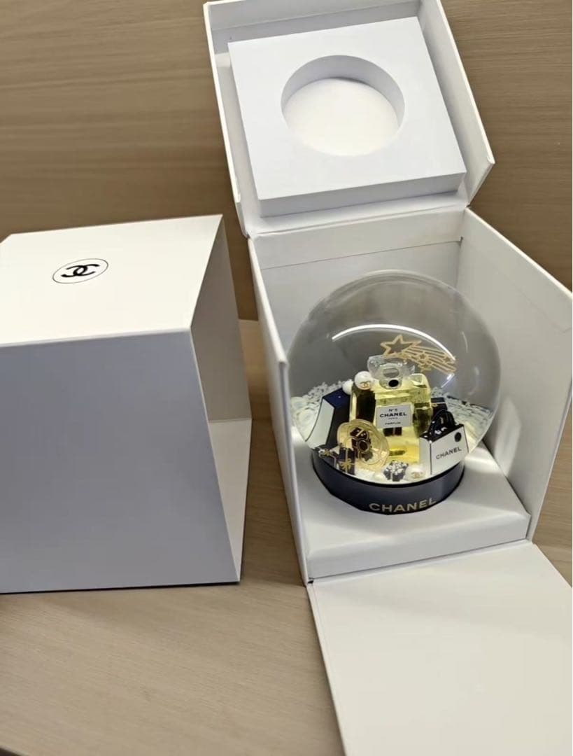 ア*リ様 シャネル　スノードーム　2025年 ビューティー ホリデー限定