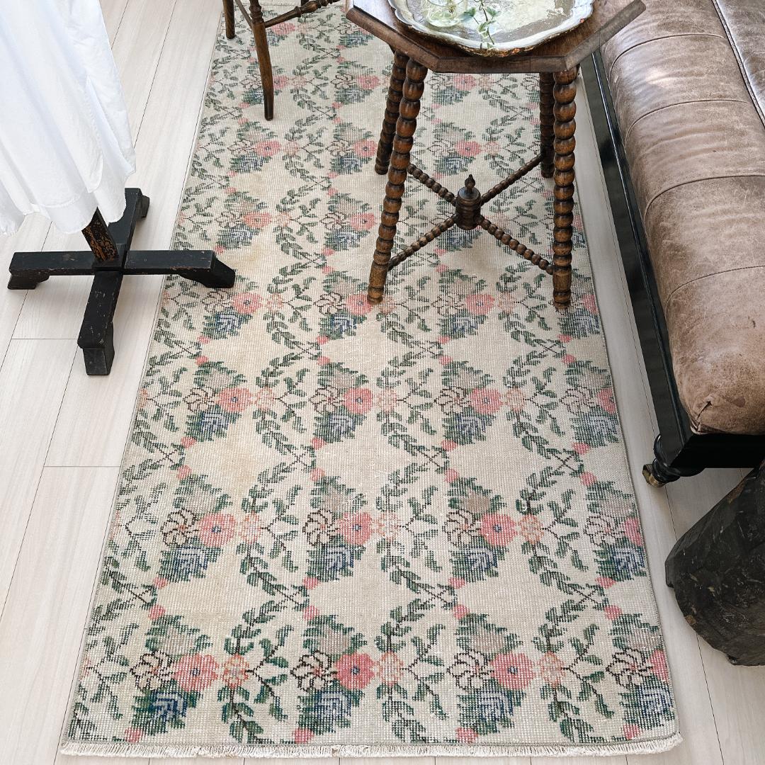 トルコ ヴィンテージラグ A117 クリーム コーラルピンク ダークグリーン