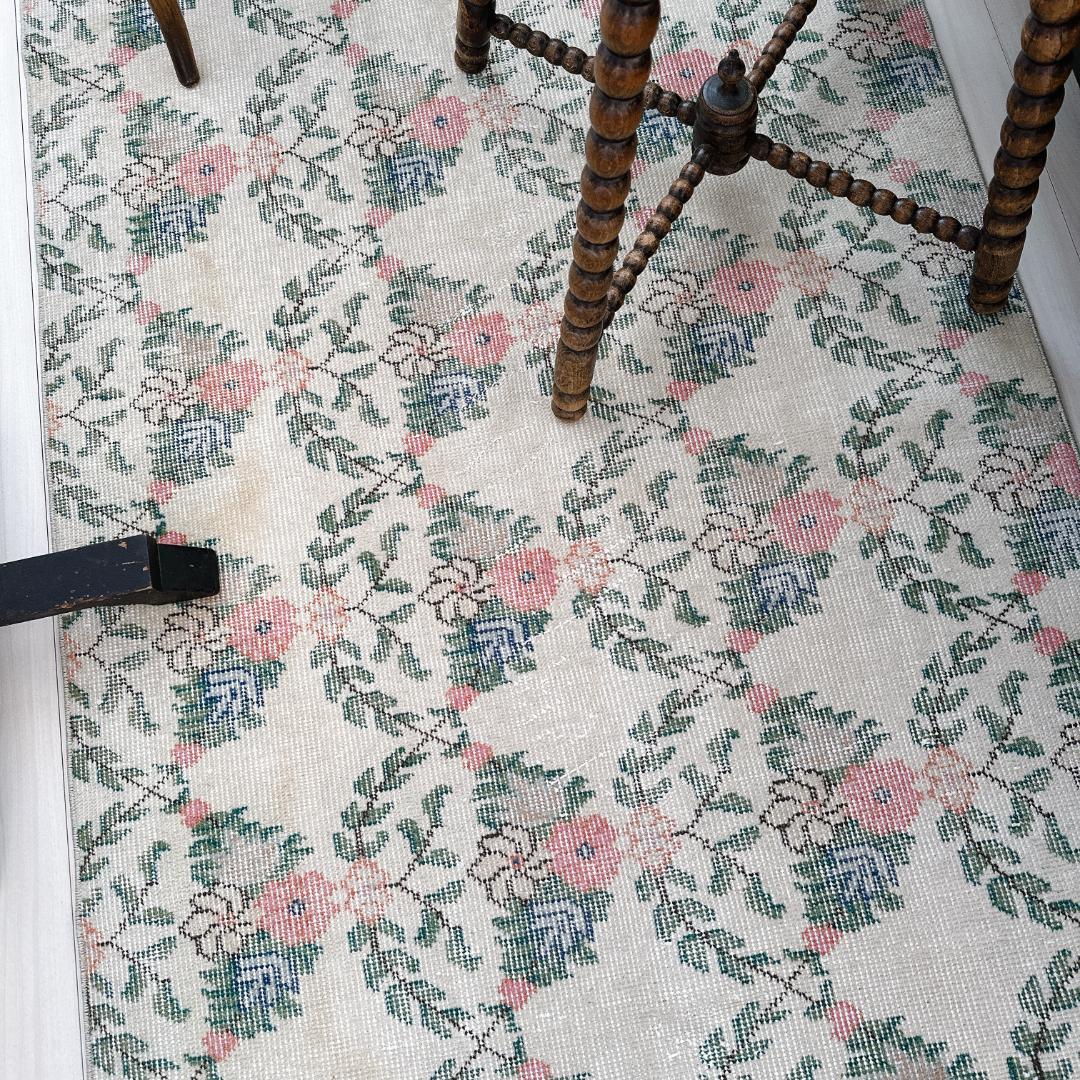 トルコ ヴィンテージラグ A117 クリーム コーラルピンク ダークグリーン
