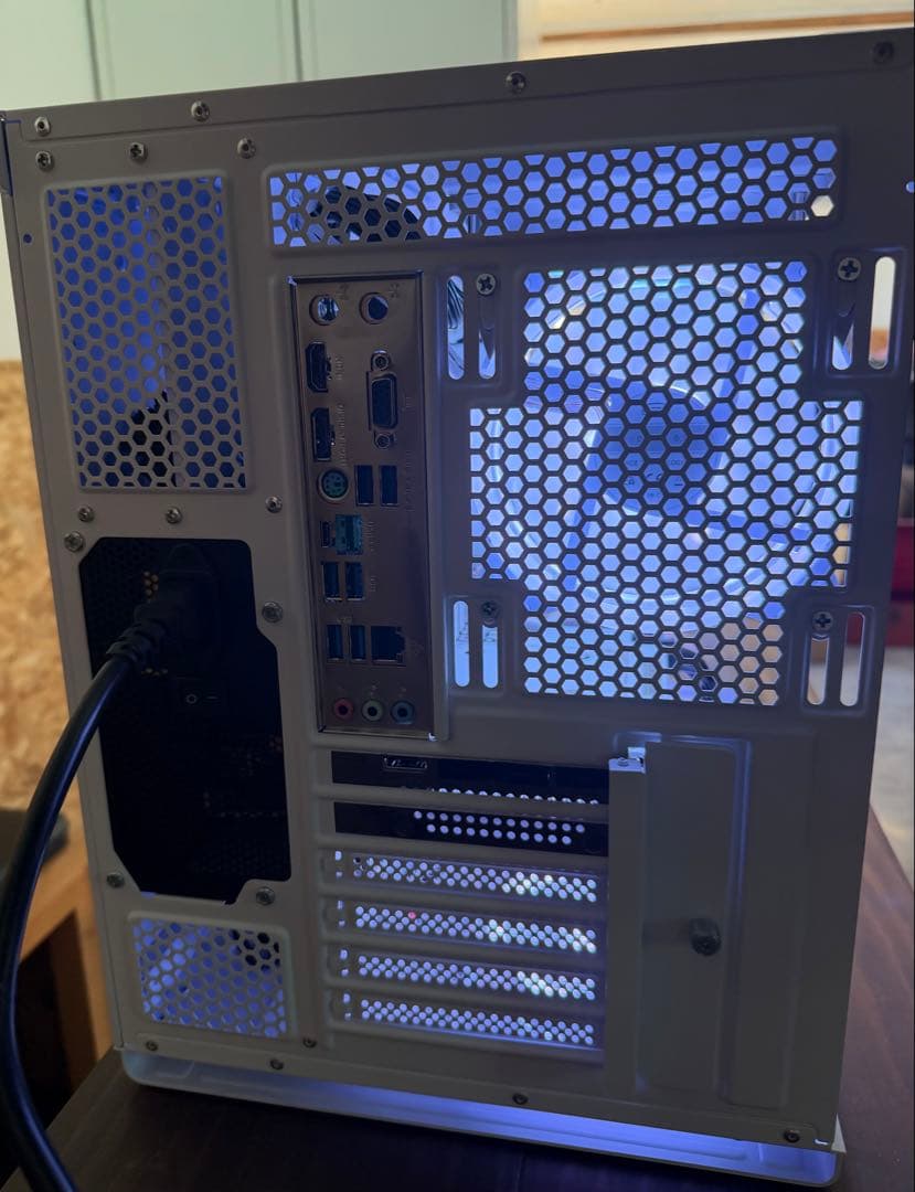 白色ゲーミングPC RYZEN7 5700X RTX5060 32GB