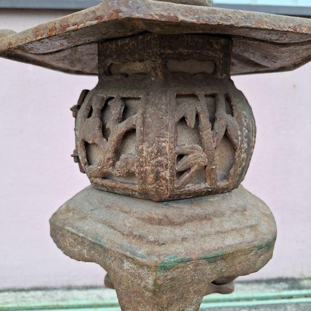 伝統的な金属製燈籠　アンティーク　鉄鋳物製　灯篭