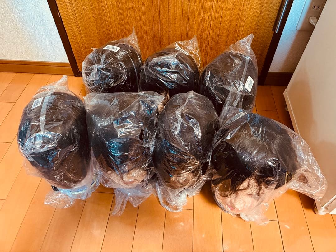 美容師国家試験用カットウィッグ本番用3台、練習用1台、他3台