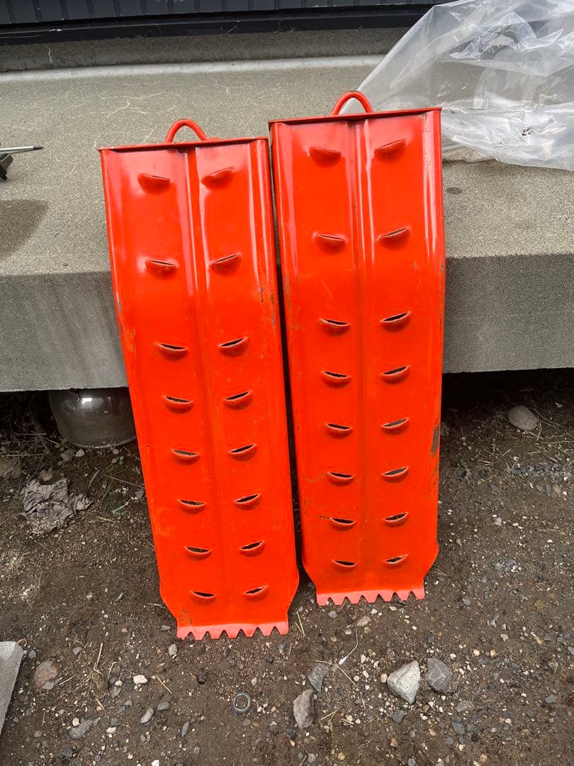 鉄製スノーヘルパーオレンジ