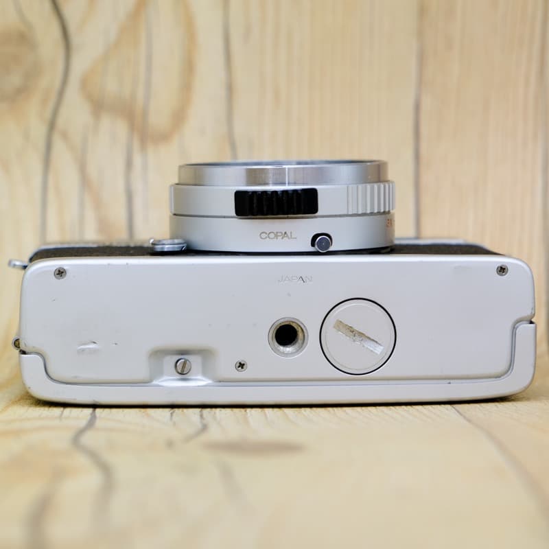 【整備品】美品 KONICA C35 Flash matic 貼り革はC35