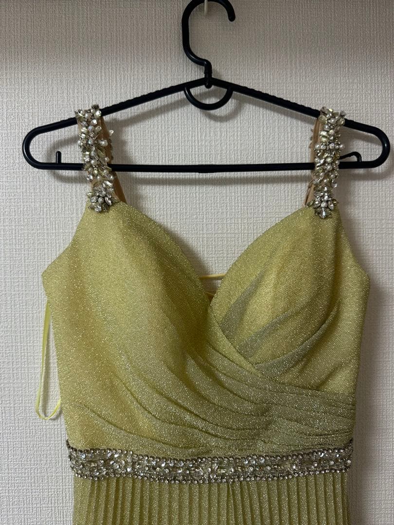 キラキラがかわいいライトグリーンがかったイエロー カラードレス