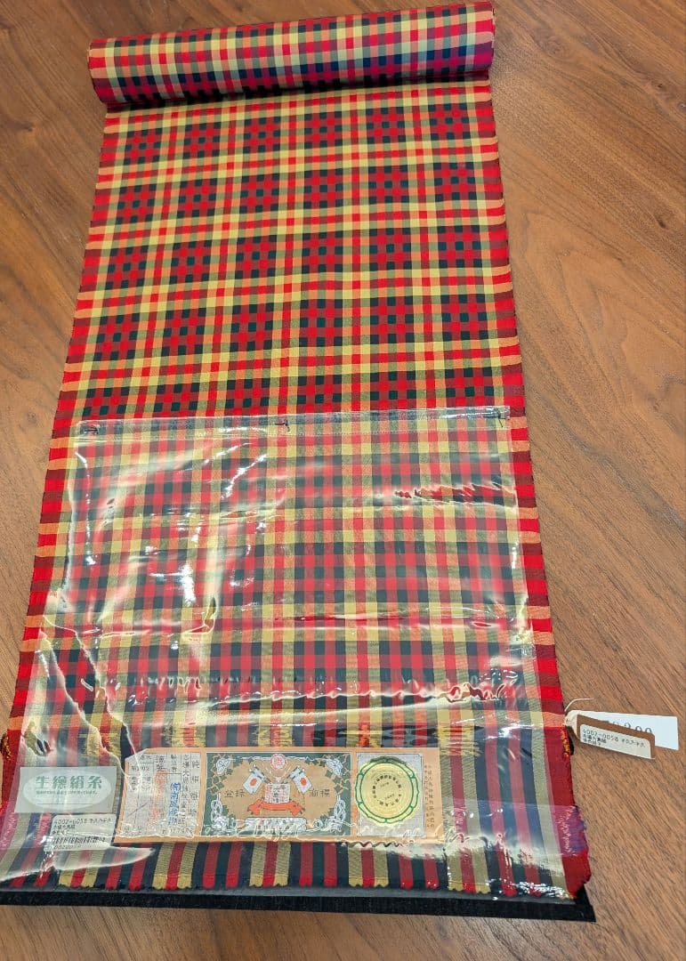 未使用新品　本場大島紬　南風織物格子　生繰絹糸　国産生まゆ　正絹着尺反物1211