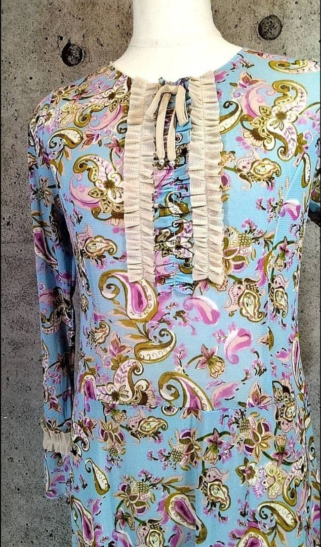 ♠♣新品未使用！スーパービューティー　ペイズリー柄胸元フリルワンピース