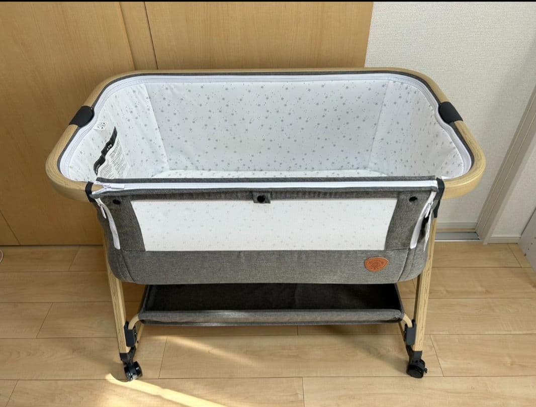 HZDMJ2022年モデル　キャスター付きのベビーベッド