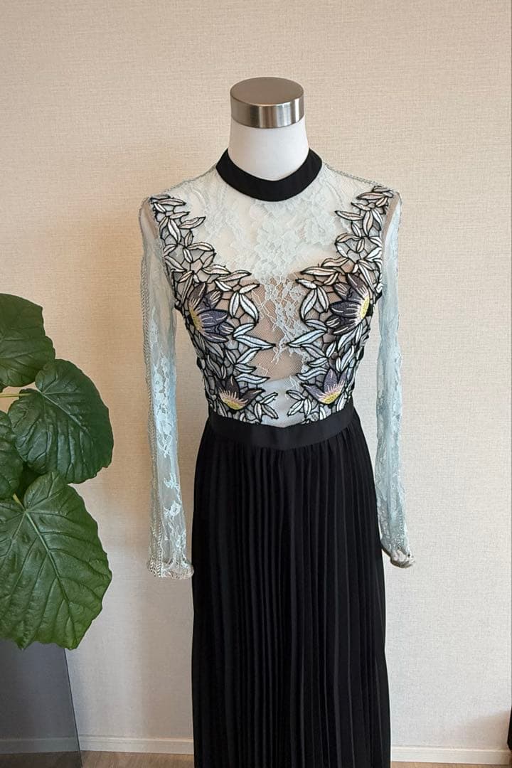 ロングドレス　レース刺繍