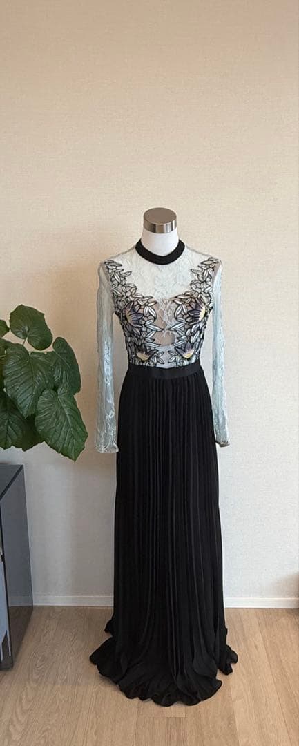 ロングドレス　レース刺繍