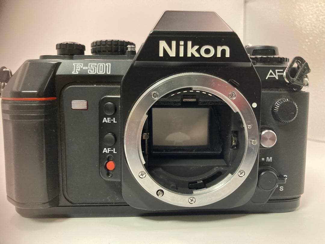 超美品Nikon F-501 フィルム一眼レフカメラ