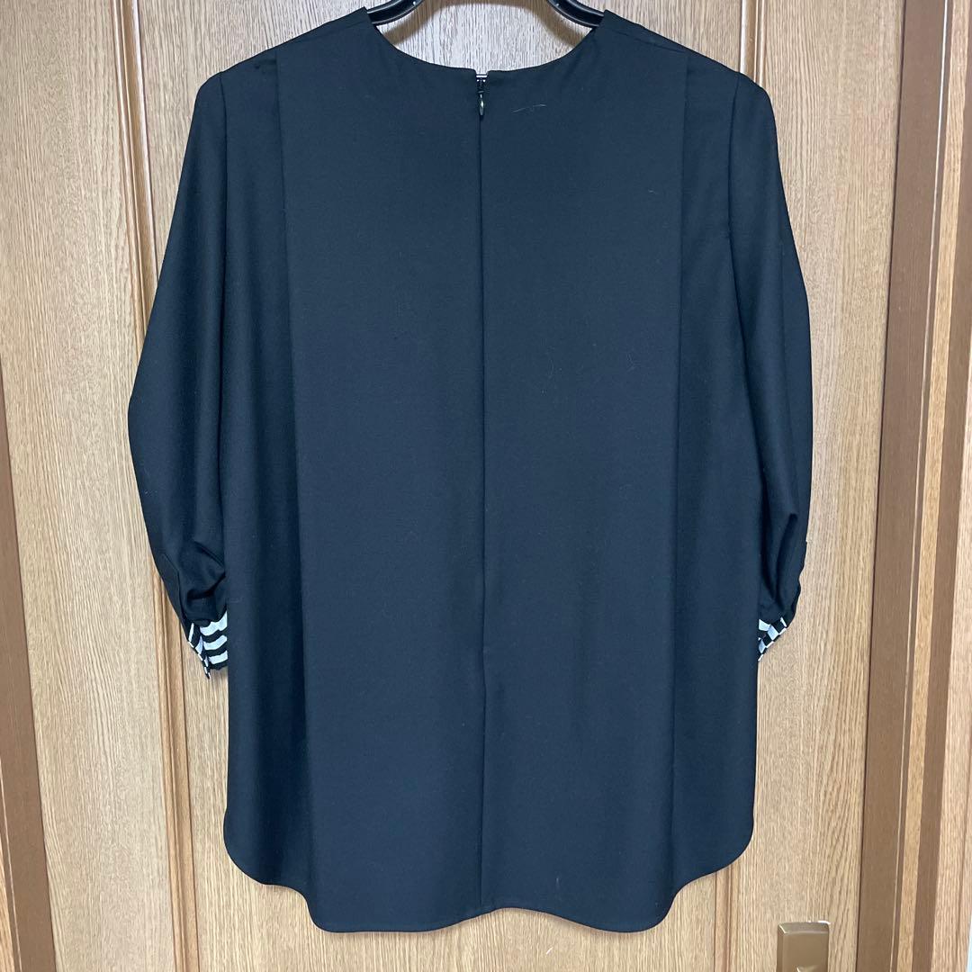 ボーダーズアットバルコニー 黒の五分袖チュニック ストライプ袖口