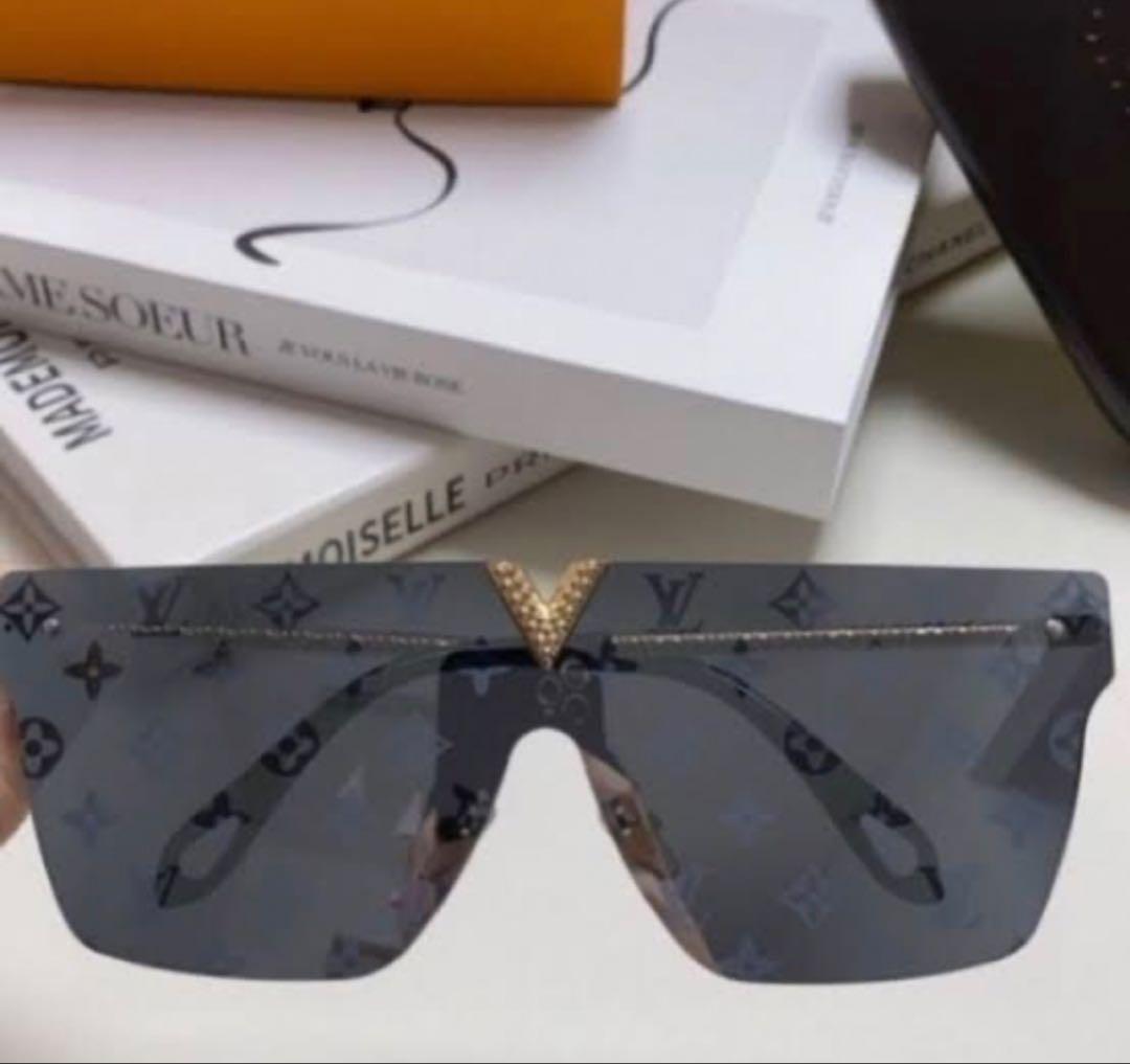 ま*さ様 Louis Vuitton ロゴ入りシールド型サングラス
