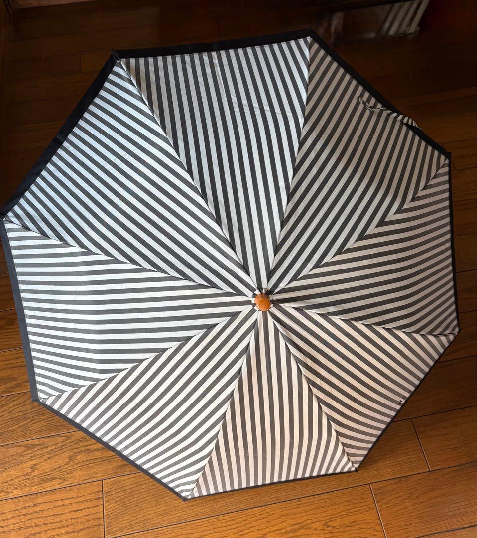 【日傘】サンバリア100 ２段折 / 白黒ストライプ(木ストレート手元)