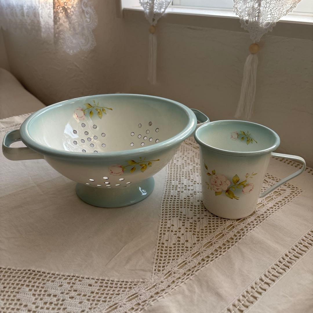 イマンホーローコランダーとコップ