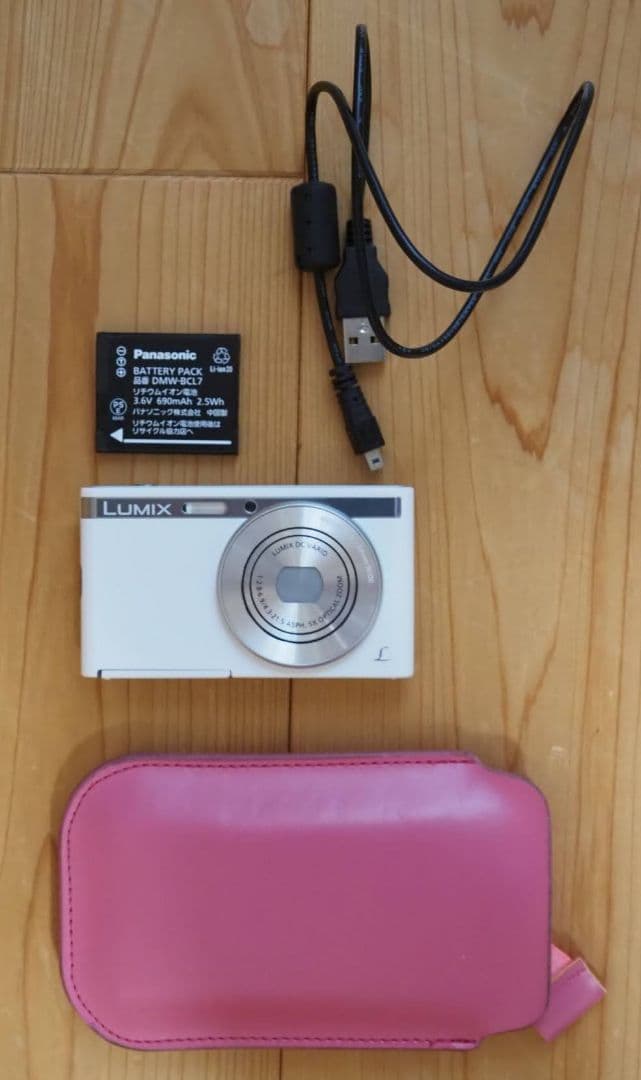 パナソニックのコンパクトデジカメ　LUMIX DMC-XS1