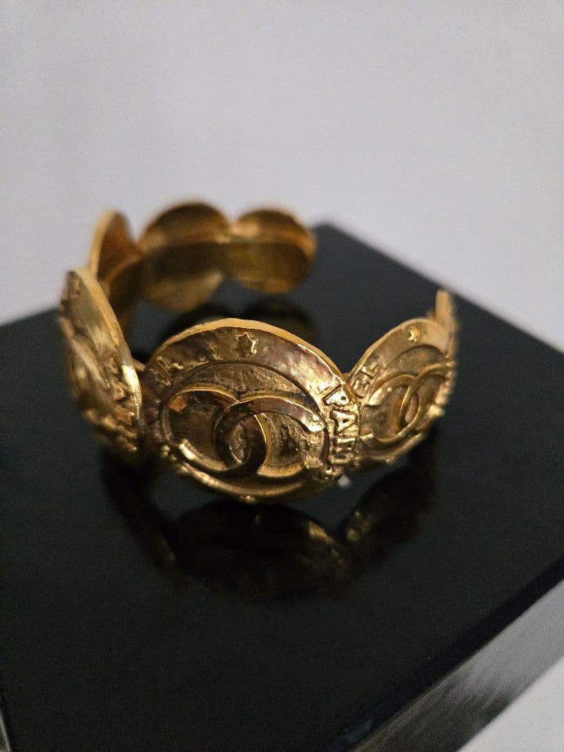 CHANEL ゴールドバングル ロゴデザイン　ヴィンテージ