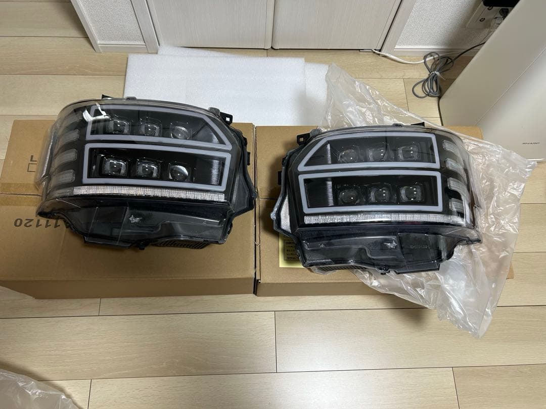 ハイエースヘッドライト Valenti(ヴァレンティ) 6眼