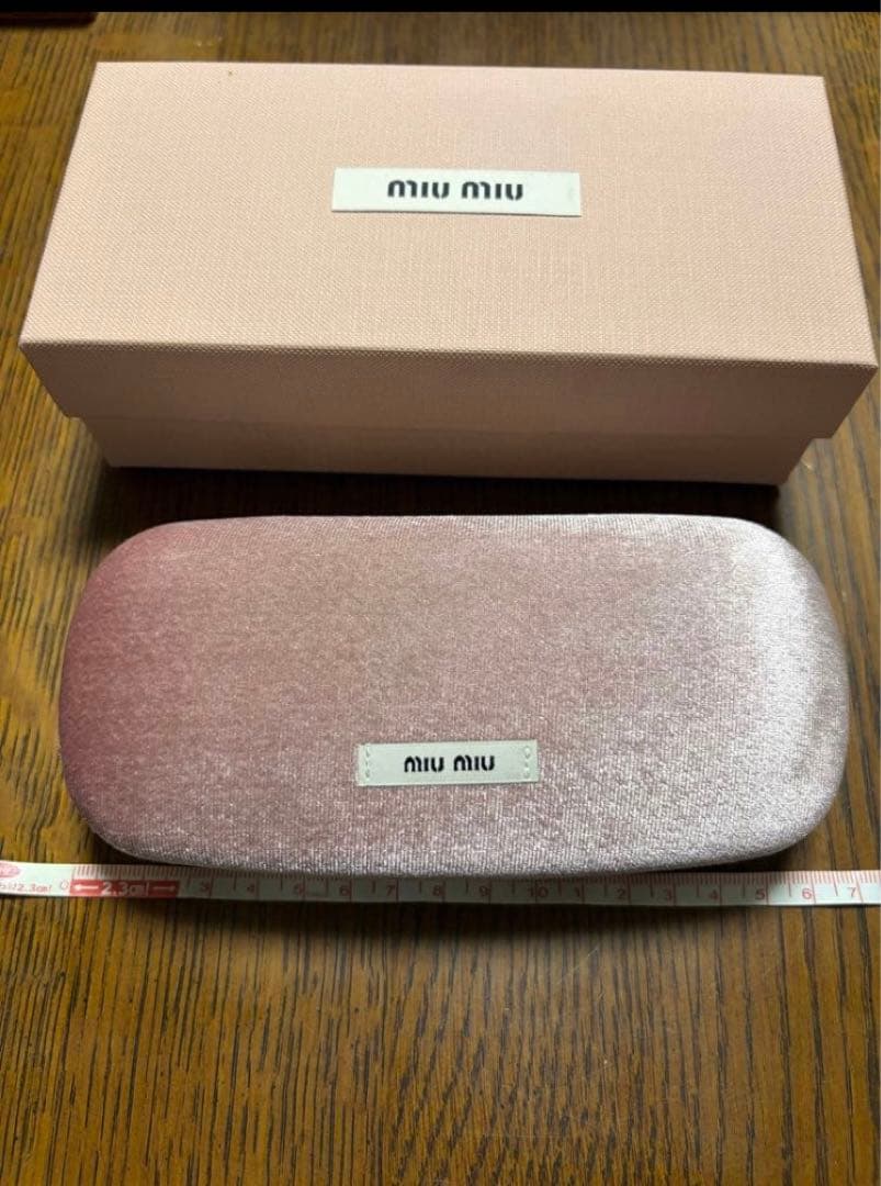 にょん　Miu Miuミュウミュウ サングラス