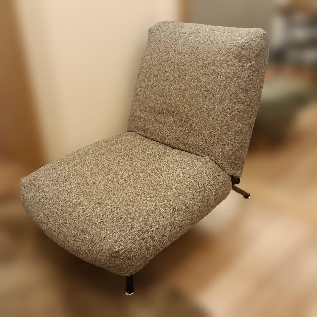 グレーのシンプルな一人掛けソファ