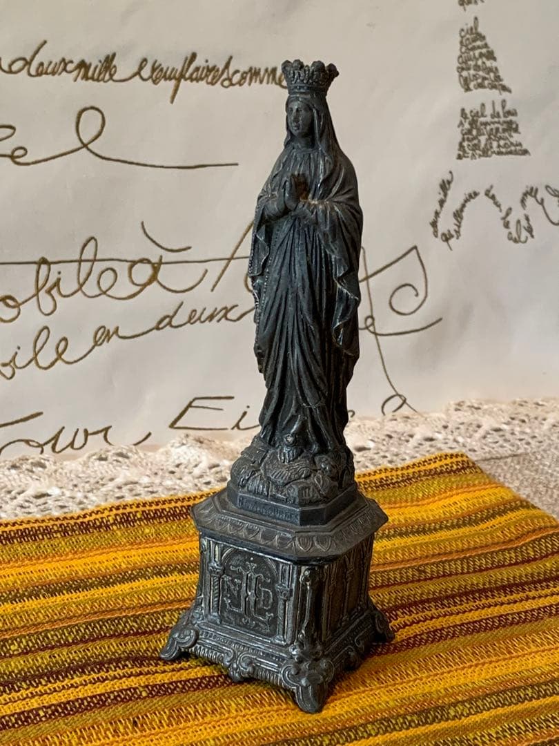 フランス製　アンティーク　真鍮製のマリア像　細かいディテールで凛とした立ち姿！