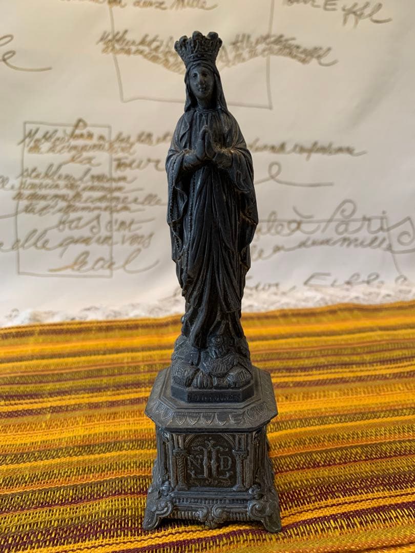 フランス製　アンティーク　真鍮製のマリア像　細かいディテールで凛とした立ち姿！