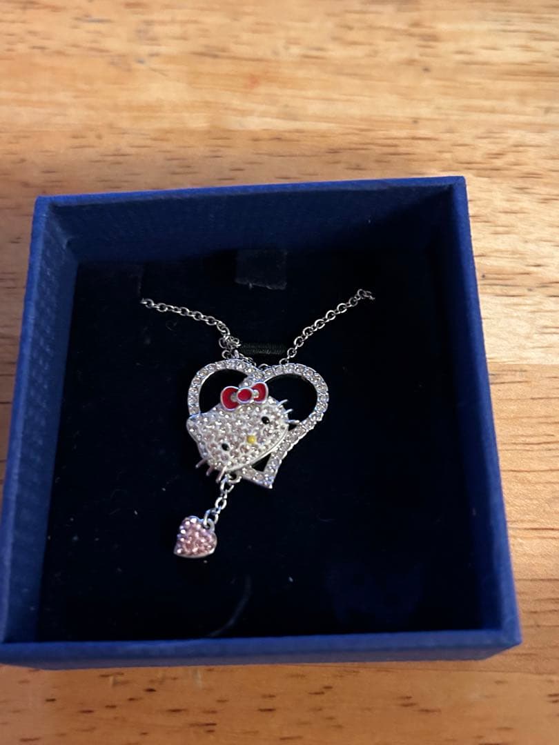 キティSwarovski ハート型クリスタルネックレス