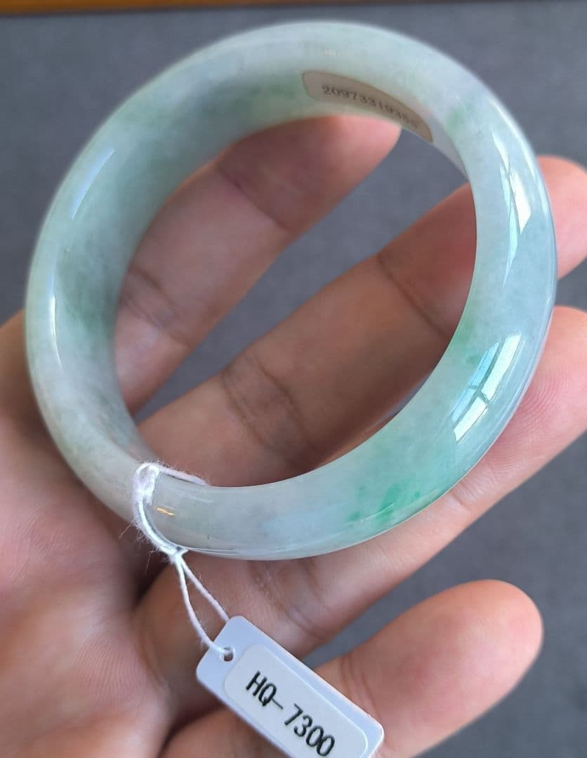 あかおかずき【鑑別書付】ミャンマー産アイス翡翠バングル（57ミリ）7300