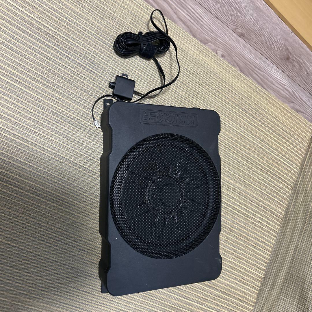 KICKER コンパクトウーファーアンプ付き。要説明分