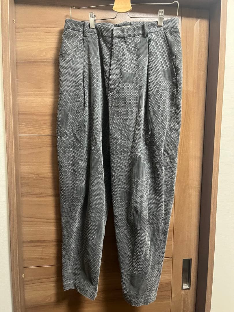 グレー系パターン入りワイドパンツ