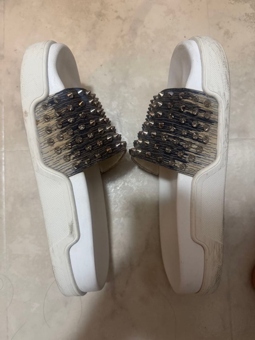 スパイク装飾の厚底サンダル