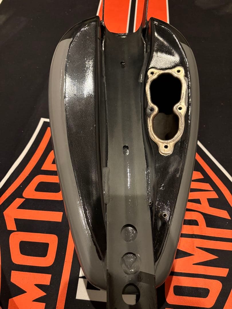 HARLEY-DAVIDSON タンク グレー フレイムデザイン　スポーツスター