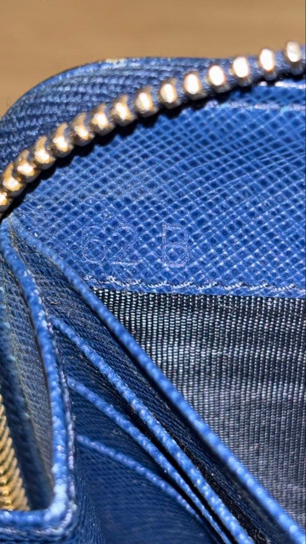 ⭐️プラダ サフィアーノ トライアングル ラウンドファスナー 長財布