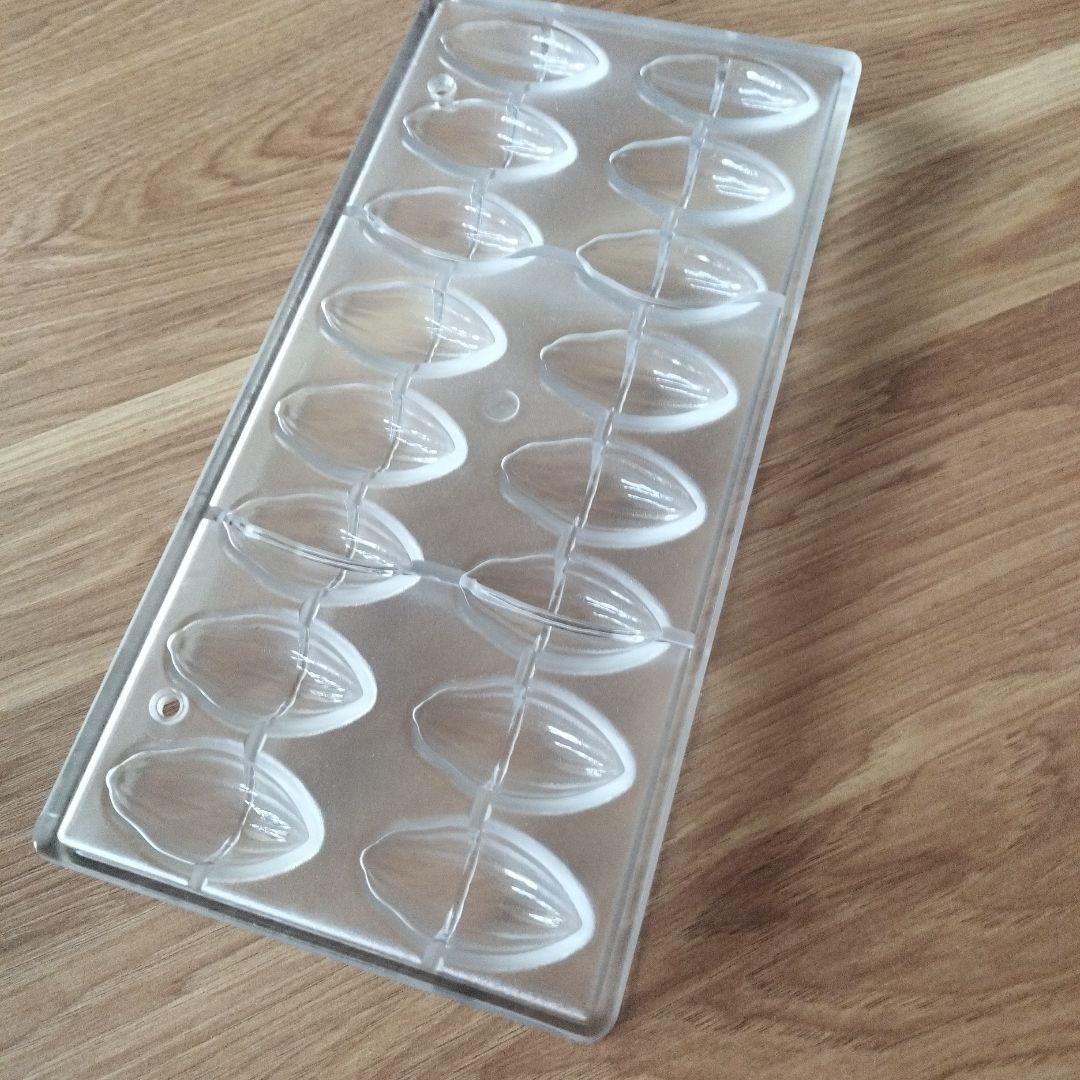 NAGA◆2枚チョコレートワールド1558 16Pカカオ豆 型マトファー