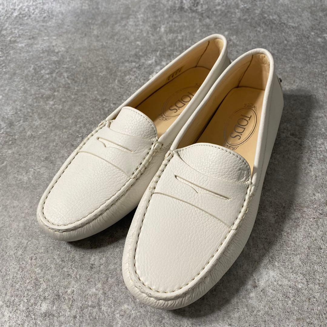 極美品　トッズ シティ ゴンミーニ レザー ドライビングシューズ　ホワイト