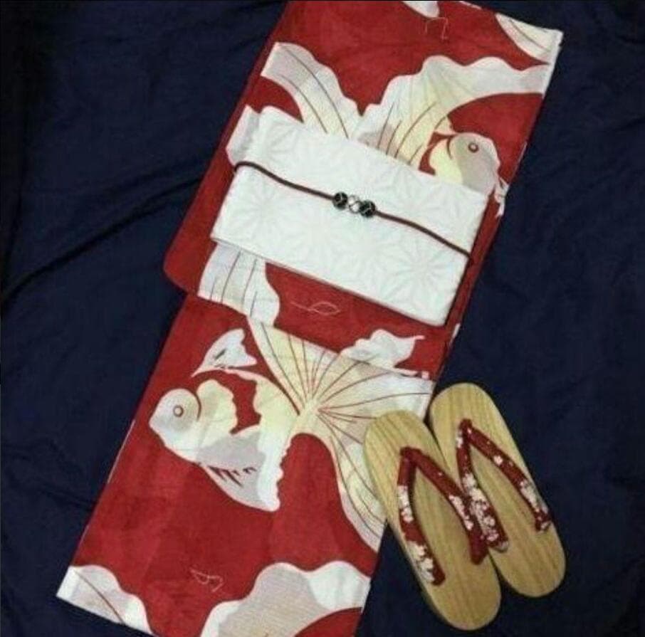 お任せ白の半幅帯+お任せ赤の帯締め+お任せ白台の赤鼻緒下駄のセット◆優美な金魚柄