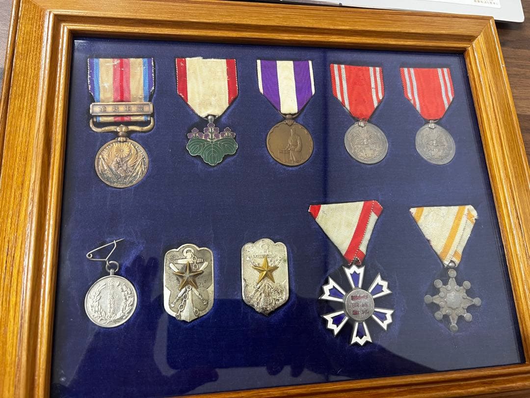 軍事メダルと勲章の額装コレクション