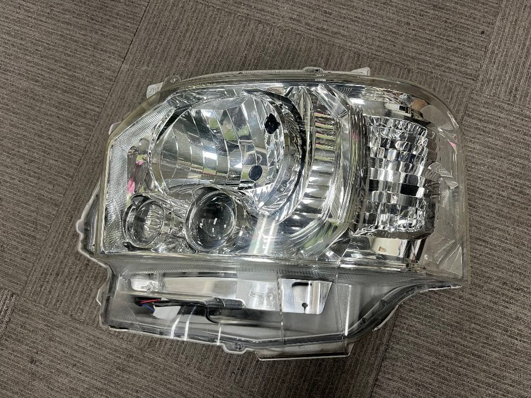 トヨタ車名：ハイエース　左ヘッドランプユニット
