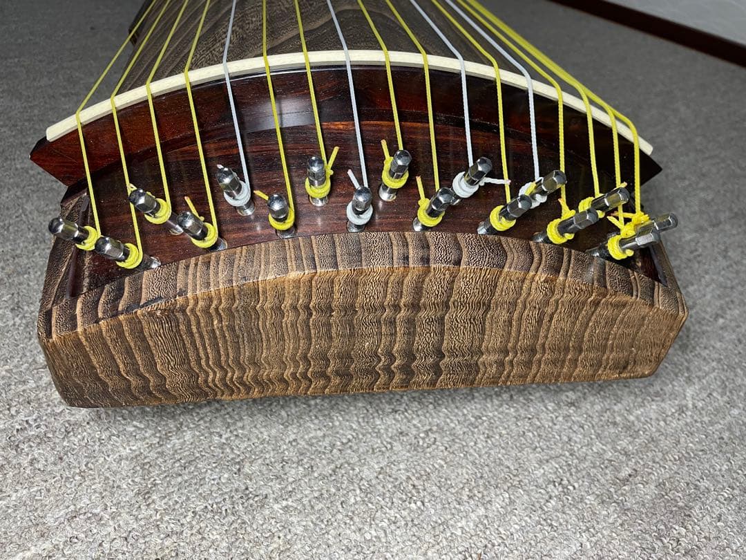 十七絃筝 紅木巻き、専用ケース付き，十七弦柱（大），十七絃猫足，ハンドル