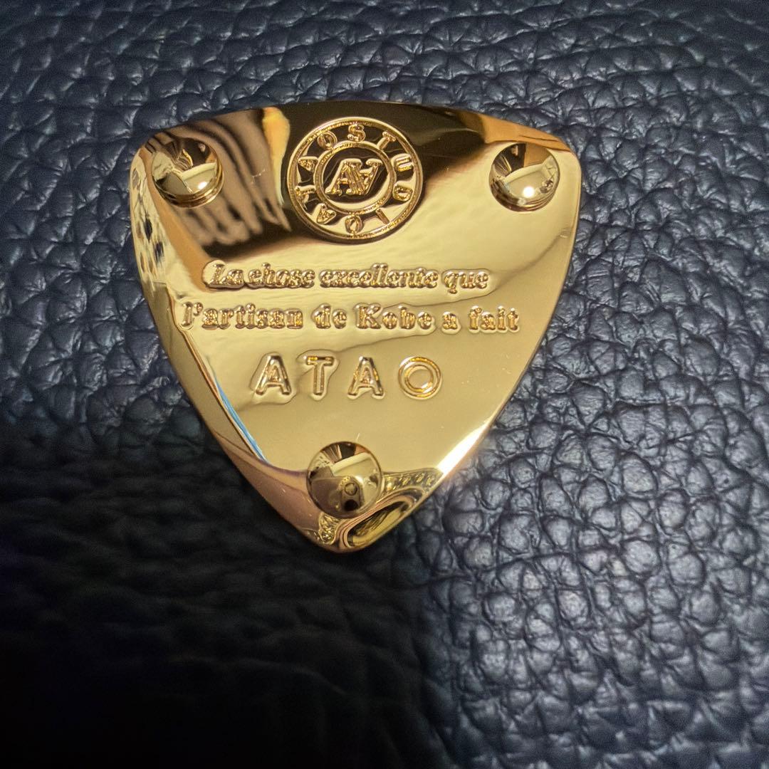 アタオ　オフィスブーブーネイビー レザー スマホショルダーバッグ タッセル付き