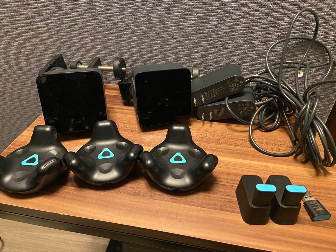 HTC ベースステーション×2、viveトラッカー×3