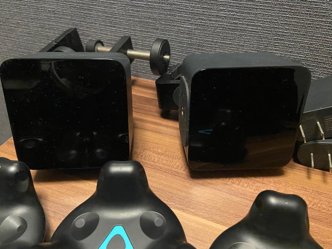 HTC ベースステーション×2、viveトラッカー×3