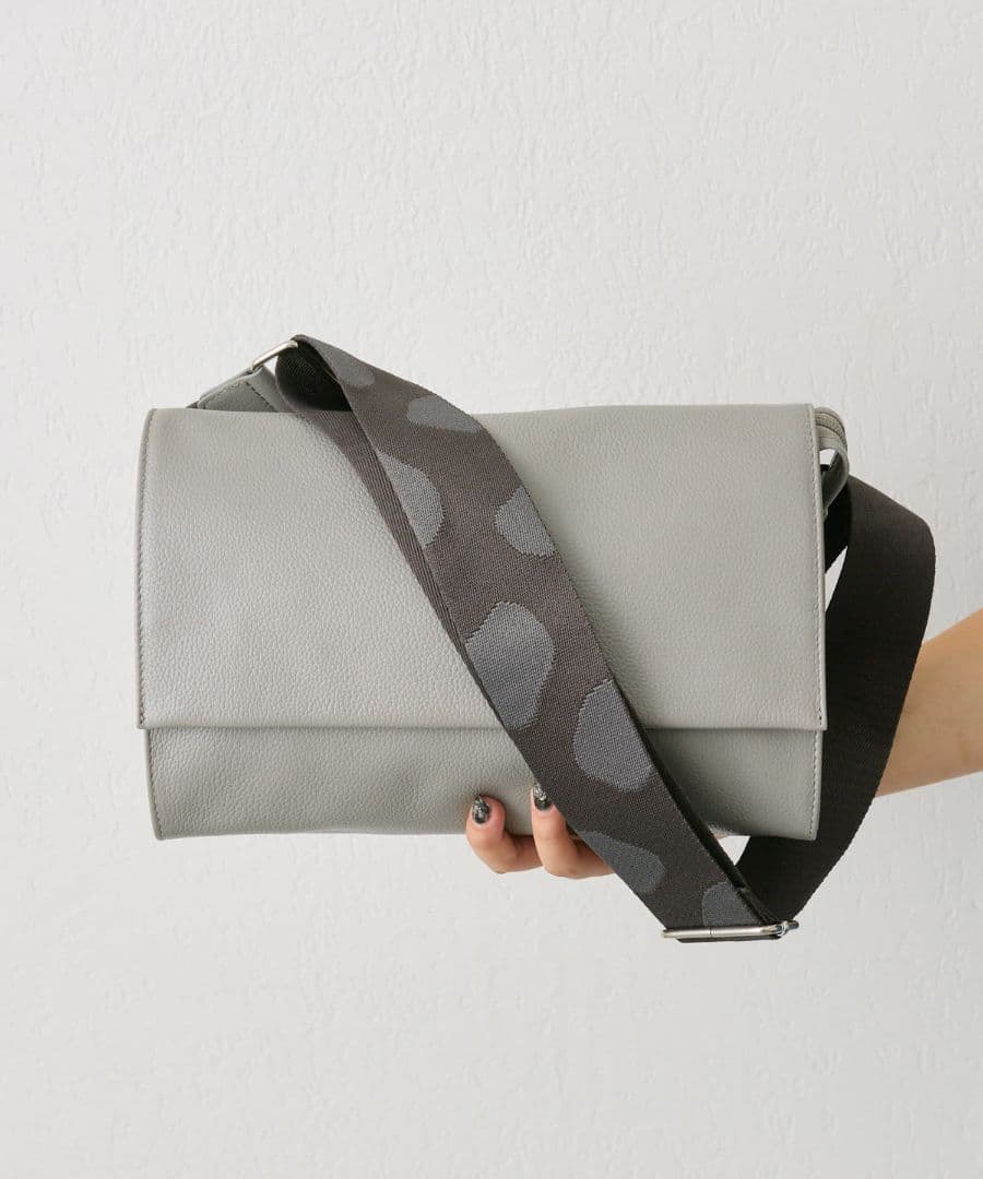 イア　パピヨネ　ワイドテープショルダーバッグ